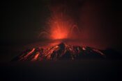 Mehiški vulkan Popocatepetl bruha lavo