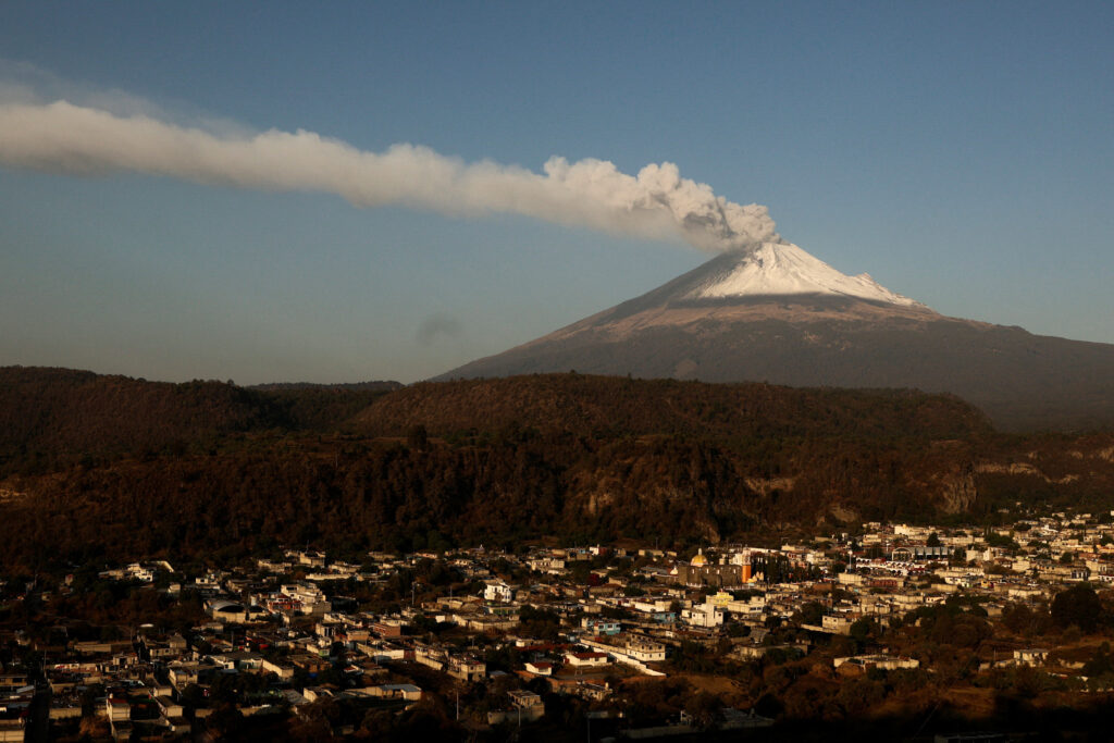 Mehiški vulkan Popocatepetl bruha lavo