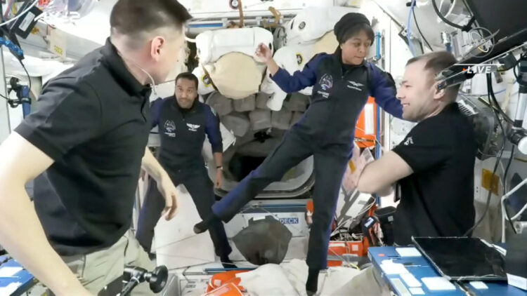 Rajana Barnavi ob vstopu na mednarodno postajo ISS
