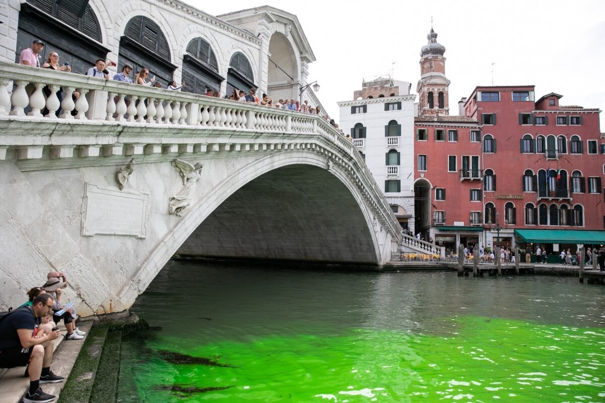 Überraschung in Venedig: Der Hauptkanal wurde über Nacht grün