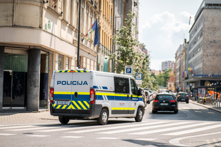 Policijski kombi v Ljubljani
