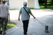 Starejša občanka na sprehodu s psom