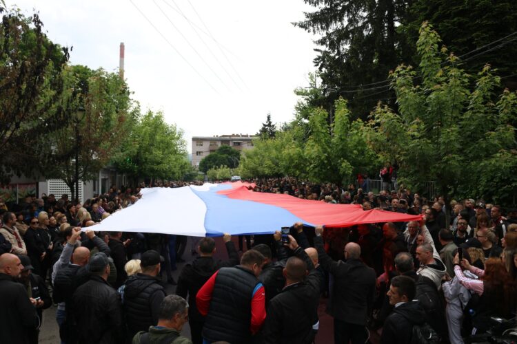 Razgrnili srbsko zastavo na Kosovu