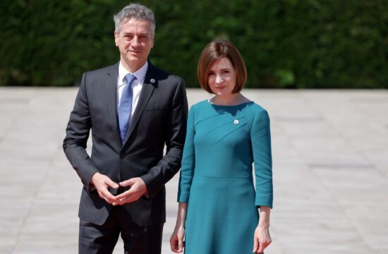 Slovenskega premierja Roberta Goloba je ob prihodu sprejela moldavska predsednica Maia Sandu