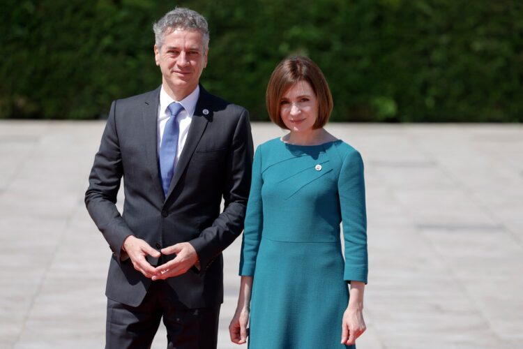 Slovenskega premierja Roberta Goloba je ob prihodu sprejela moldavska predsednica Maia Sandu