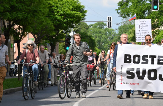 Opozorilno kolesarjenje ob prvi obletnici vlade