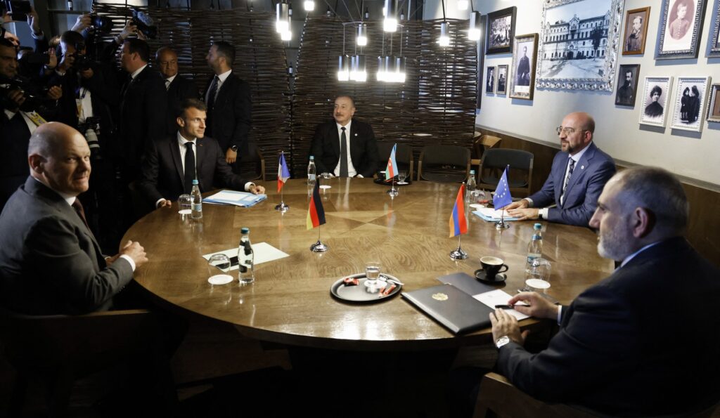 Nikol Pachinian, Charles Michel, Ilham Aliyev, Olaf Scholz, Emmanuel Macron