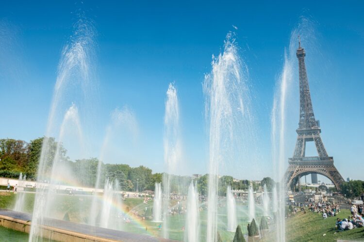 Osvežitev v fontani Trocadero, ki stoji pred Eifflovim stolpom v Parizu