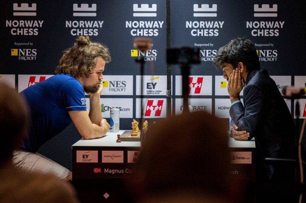 Šahovski dvoboj med šampijonom Magnusom Carlsenom in 17-letnim Dommarajujem Gukeshijem.