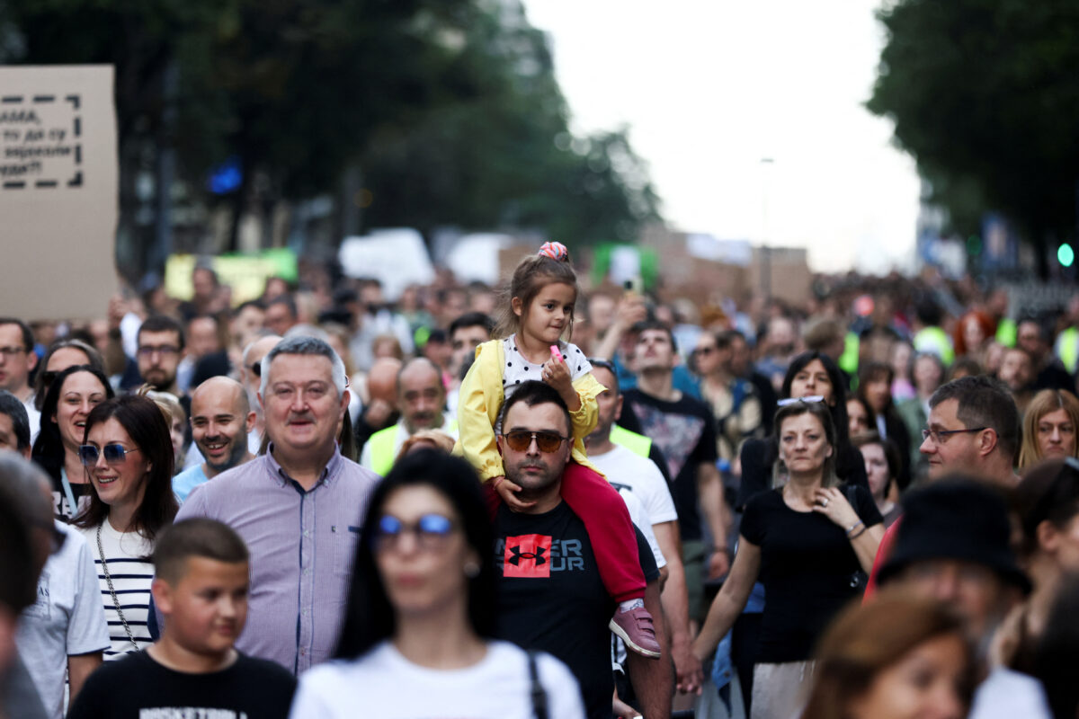 Srbska pomlad? Pod težo vse bolj množičnih protestov Vučić poziva k enotnosti