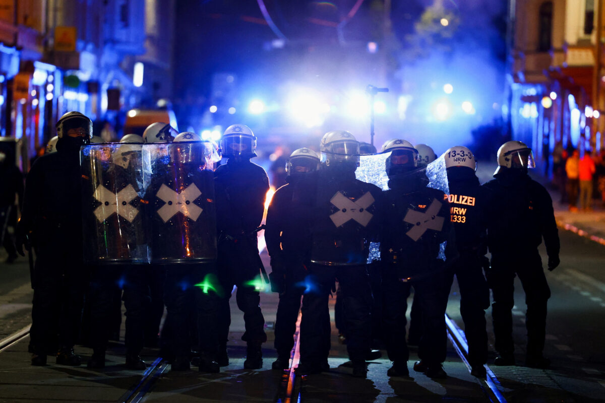 Auf den Straßen von Leipzig kam es zu Gewalt zwischen Polizei und Demonstranten (VIDEO)