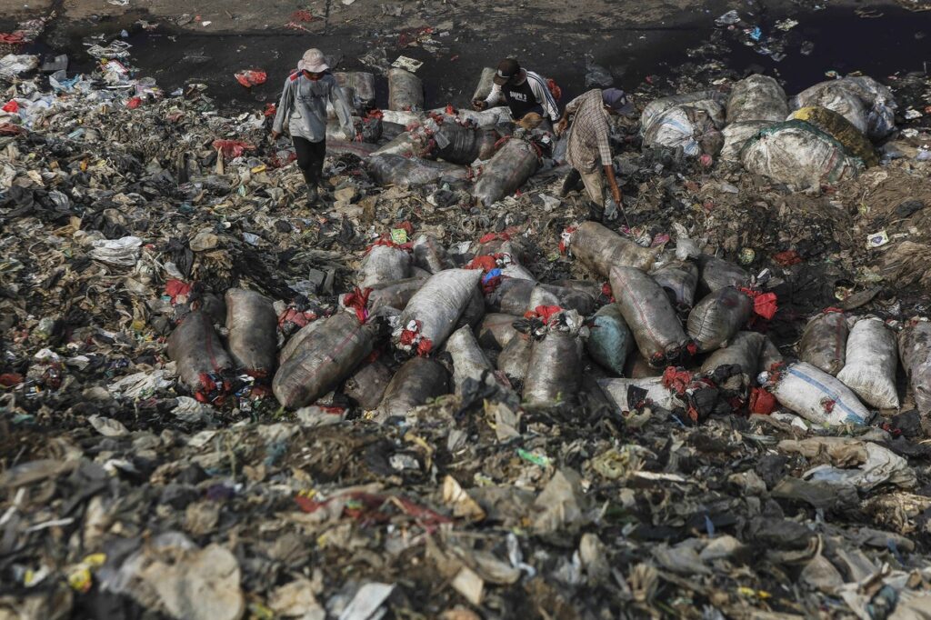 Odlagališče plastičnih odpadkov na Indoneziji