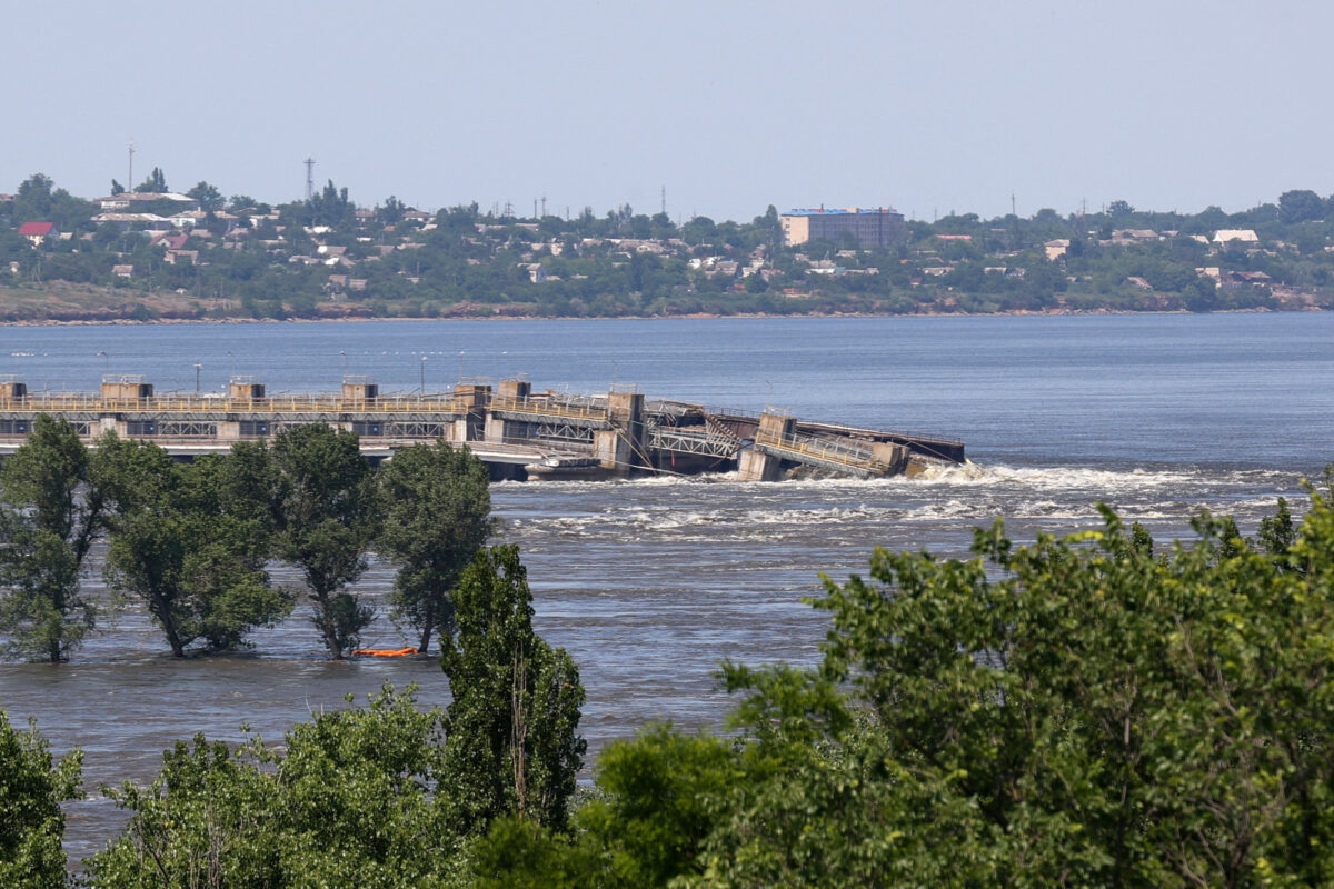 Po eksploziji jezu narasla voda poplavila živalski vrt, vse živali so utonile