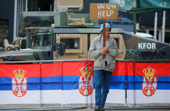Kosovski Srb protestira pred vozilom KFOR