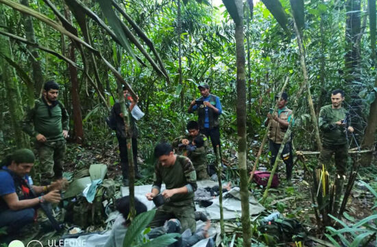 Reševalci z otroki v džungli