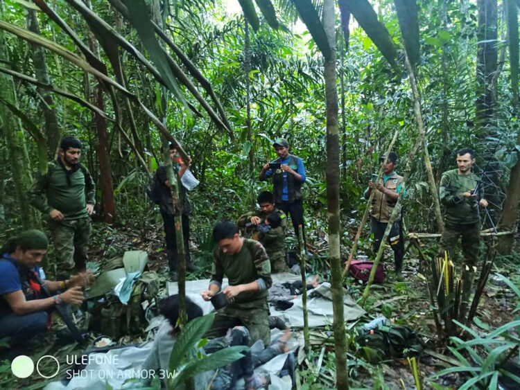 Reševalci z otroki v džungli