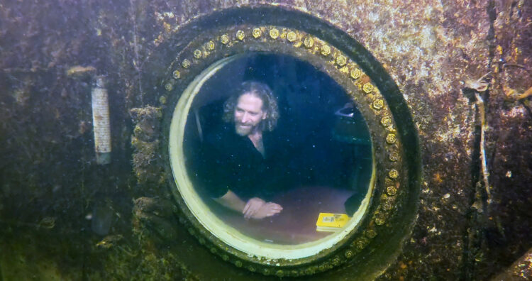 Raziskovalec Joseph Dituri pod vodo