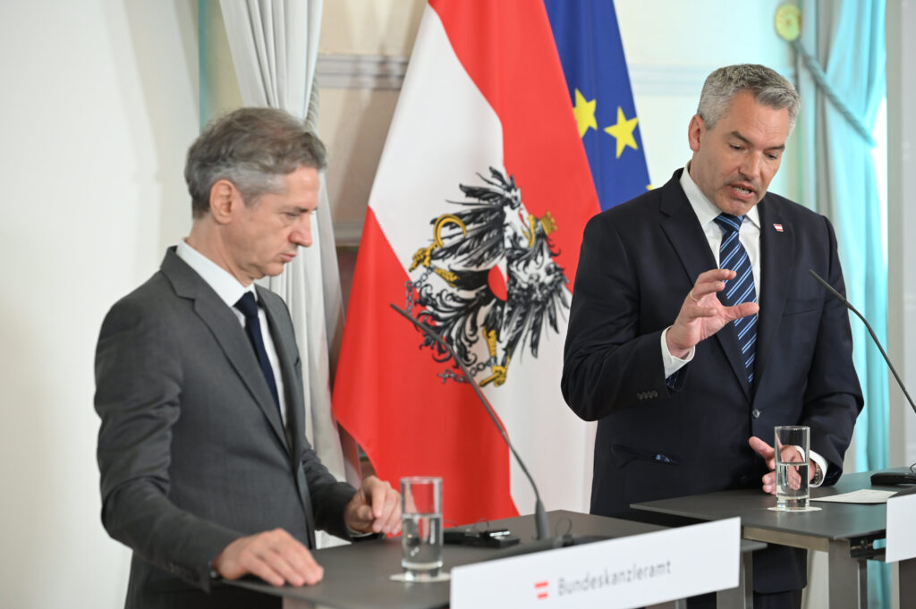 Slovenski premier Robert Golob in avstrijski kancler Karl Nehammer.