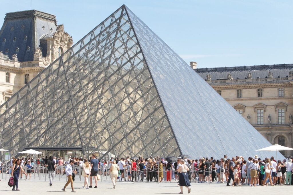 Louvre, Pariz, turisti, turizem