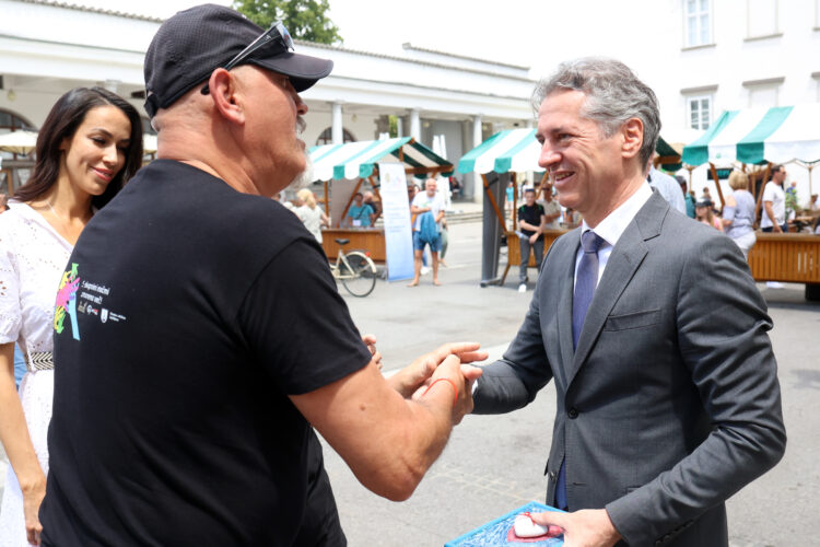 Robert Golob na dogodku o Gluhoslepoti