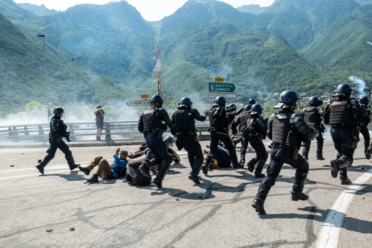 V spopadih z okoljskimi protestniki v Franciji poškodovanih več policistov