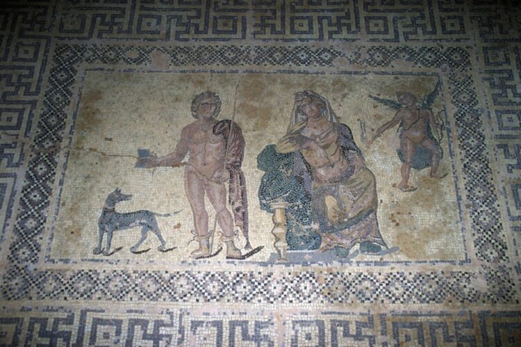 Mozaik, ki prikazuje Hipolita in Fedro s psom. Odkrili so ga na Cipru.