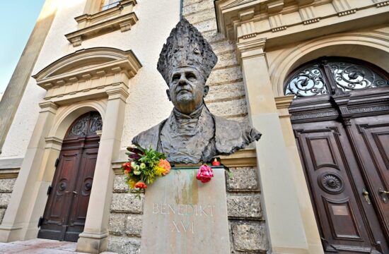 Doprsni kip preminulega papeža Benedikta XVI.