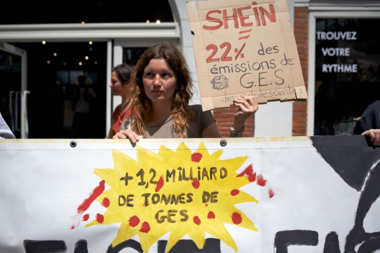 Protest pred odprtjem nove trgovine Shein v Franciji.