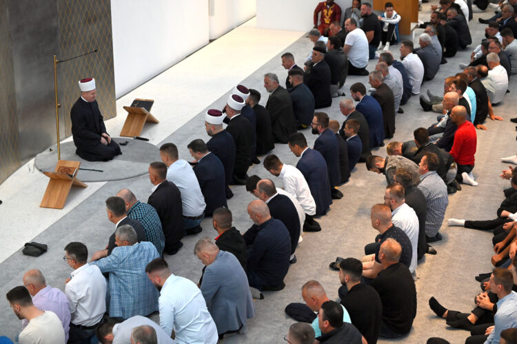 Muslimanski verniki ob prazniku v Ljubljani