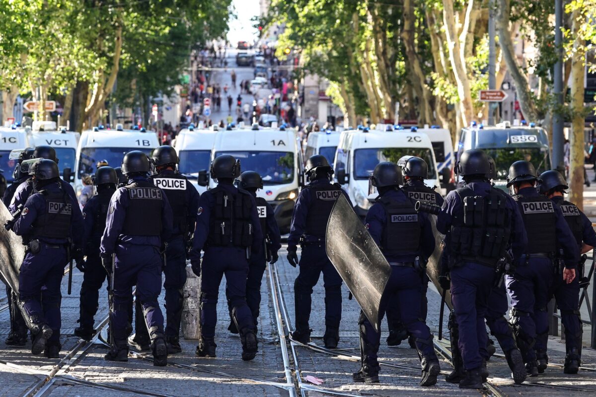 Eine taktische Eliteeinheit in Marseille, wieder 45.000 Polizisten auf den Straßen Frankreichs