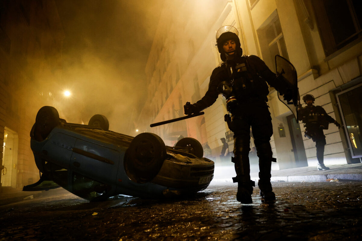 Die französische Polizei überwältigte die Demonstranten, die in das Haus des Bürgermeisters eindrangen