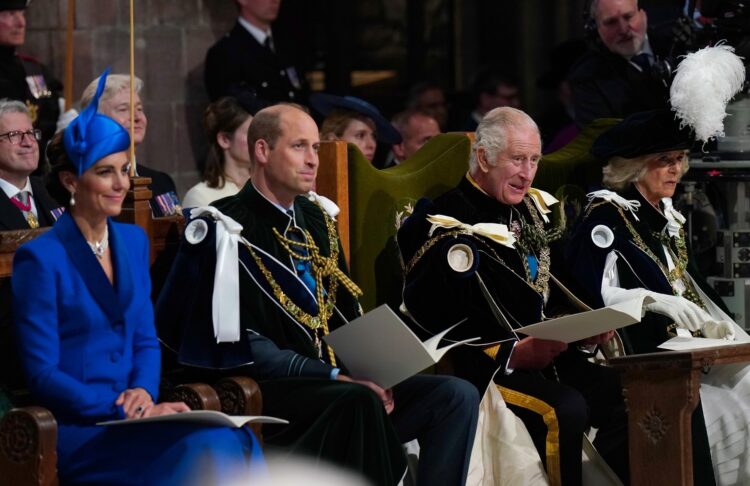 Britanski kralj Karel III. simbolično prevzel škotsko krono
