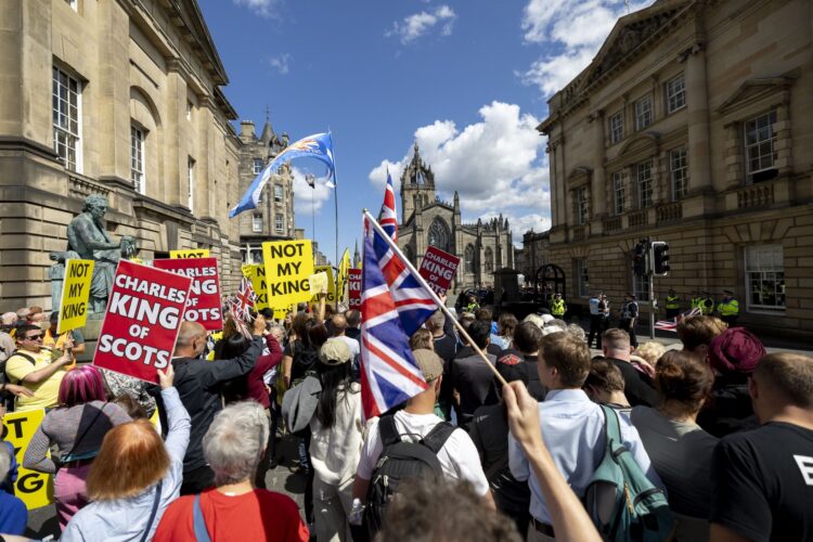 Protesti ob kronanju Karla III. s škotsko krono