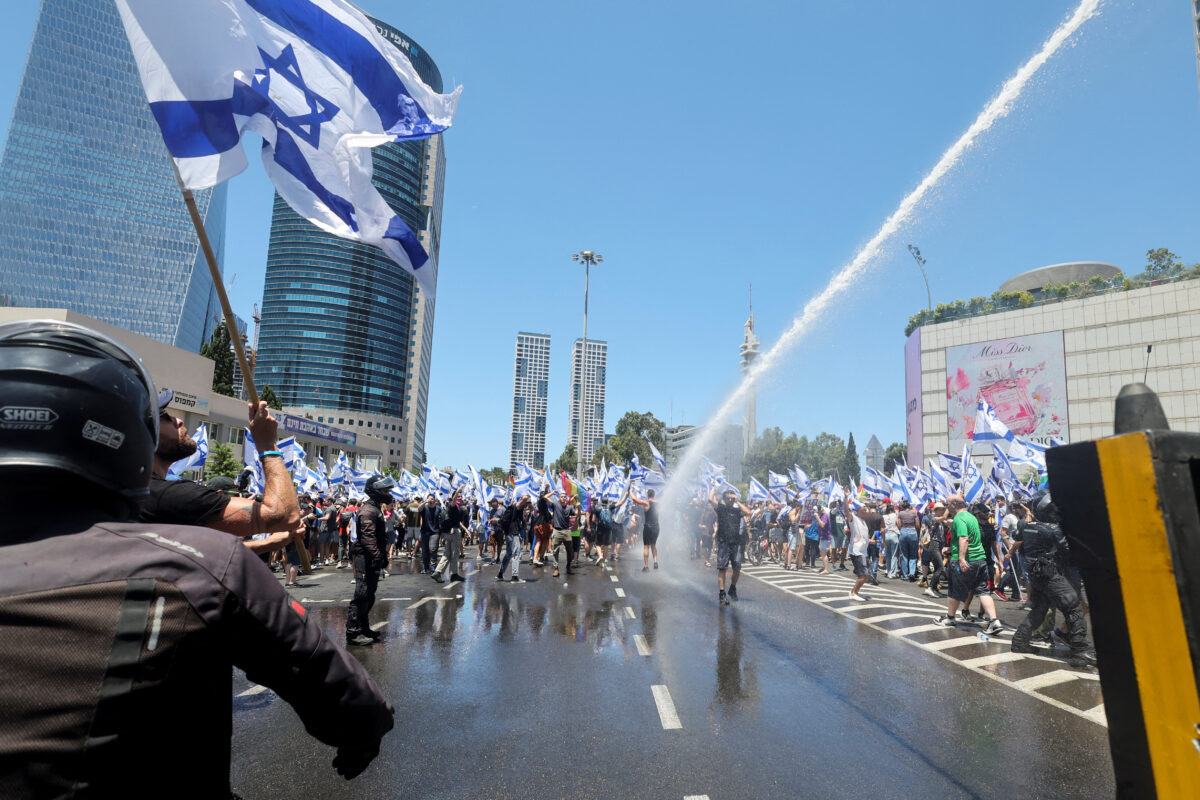 Trotz monatelanger Proteste unterstützte das israelische Parlament die umstrittene Justizreform