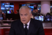 Huw Edwards naznanil smrt kraljice Elizabete II.