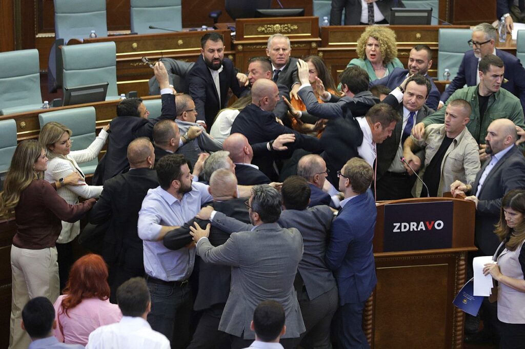 Pretep v kosovskem parlamentu.