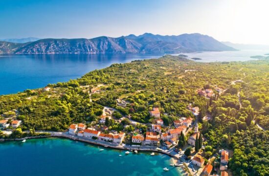 V enem najlepših hrvaških zalivov gradila na črno in opustošila varovana območja