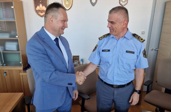 Novi direktor UKP Damjan Petrič in v. d. generalnega direktorja policije Senad Jušić.