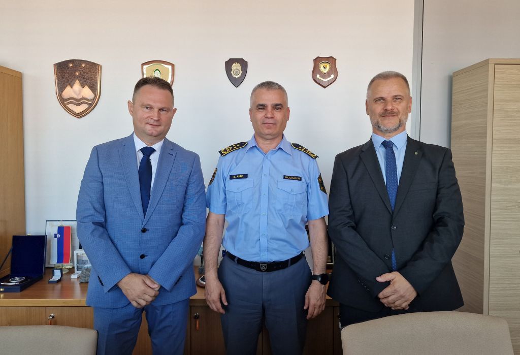 Novi direktor UKP Damjan Petrič, v. d. generalnega direktorja policije Senad Jušić in Matjaž Jerkič, pomočnik direktorja, ki je UKP začasno vodil od 14. junija 2023.