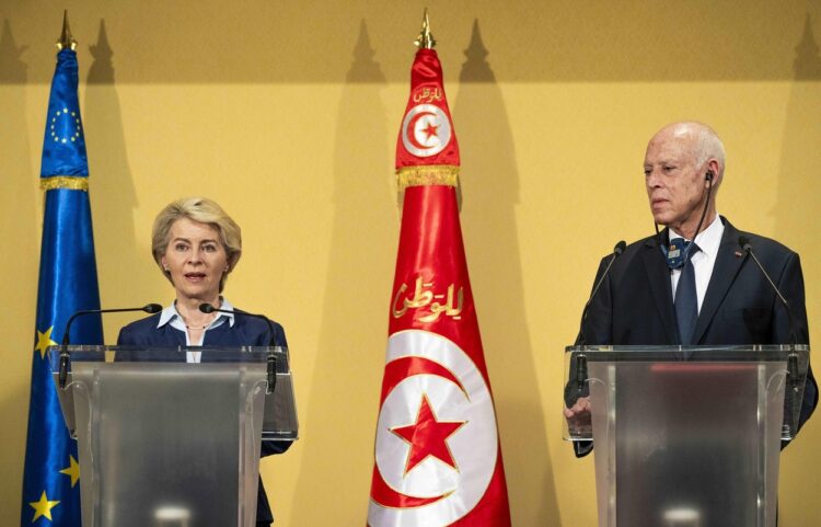 Predsednica Evropske komisije Ursula von der Leyen in tunizijski predsednik Kais Sajed.