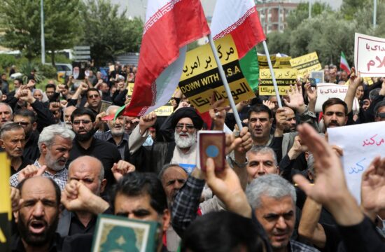V Iranu so potekali protesti proti skrunitvi Korana na Švedskem
