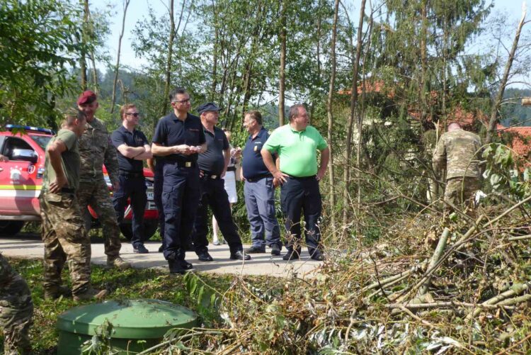 Marjan Šarec si ogleduje škodo po neurjih na severovzhodu države