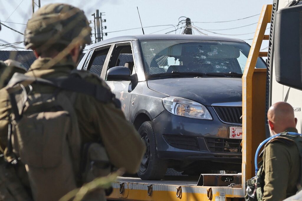 Izraelske varnostne na prizorišču strelskega napada. 