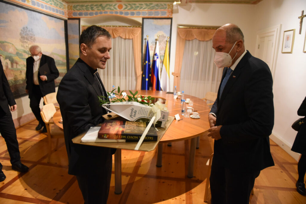 12. novembra 2021 je v sklopu obiska v Jugovzhodni Sloveniji takratni predsednik vlade Janez Janša vljudnostno obiskal tudi takratnega novomeškega škofa msgr. dr. Andreja Sajeta.