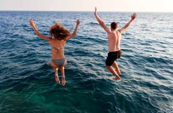 Par skače v vodo
