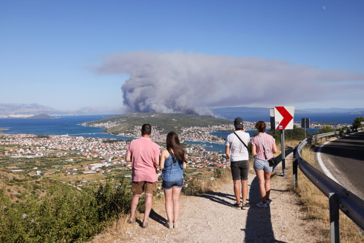 Velik požar na hrvaškem otoku Čiovo