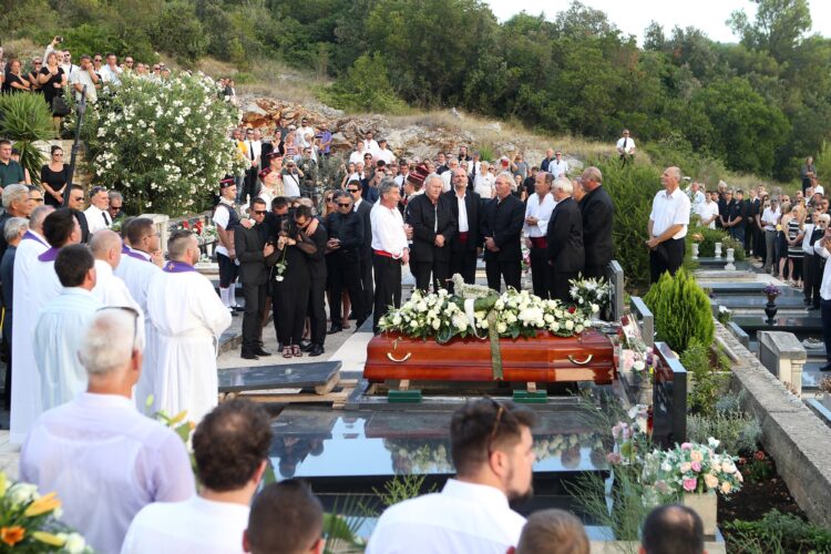 Pogreb Oliverja Dragojevića v Veli Luki na Korčuli