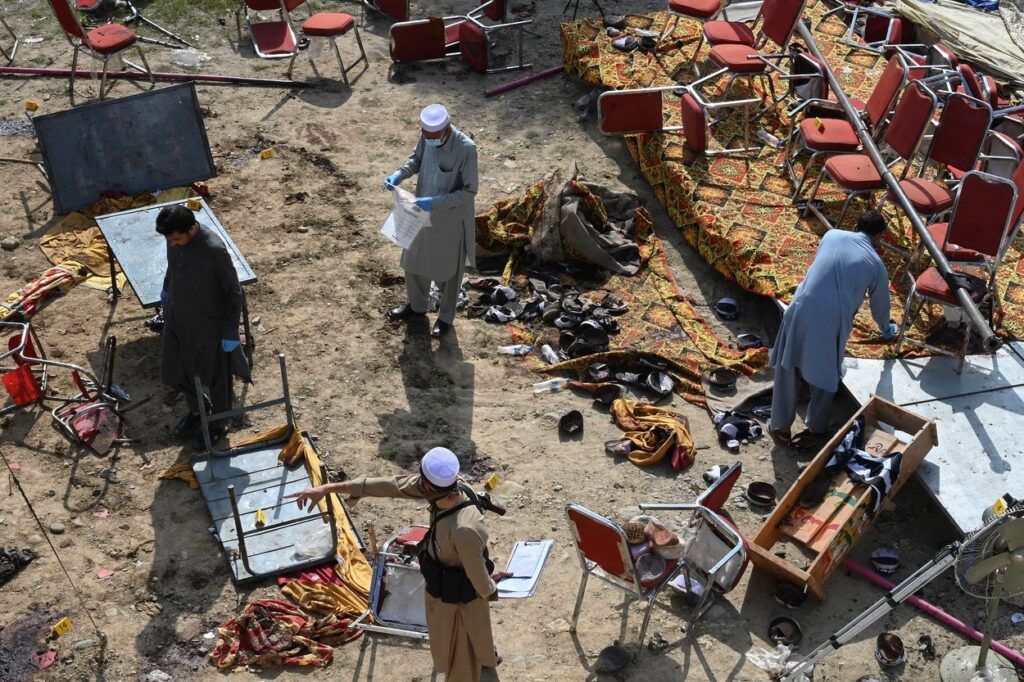 Posledice nedeljskega samomorilskega bombnega napada na severozahodu Pakistana. 
