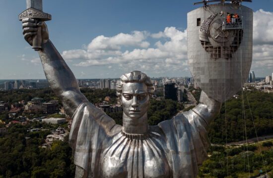Ukrajina, Kijev, spomenik, srp, kladivo
