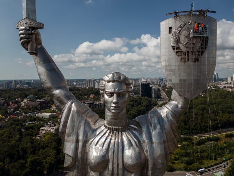 Ukrajina, Kijev, spomenik, srp, kladivo